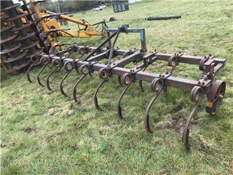  4 metre rigid pigtail cultivator with levelling wh