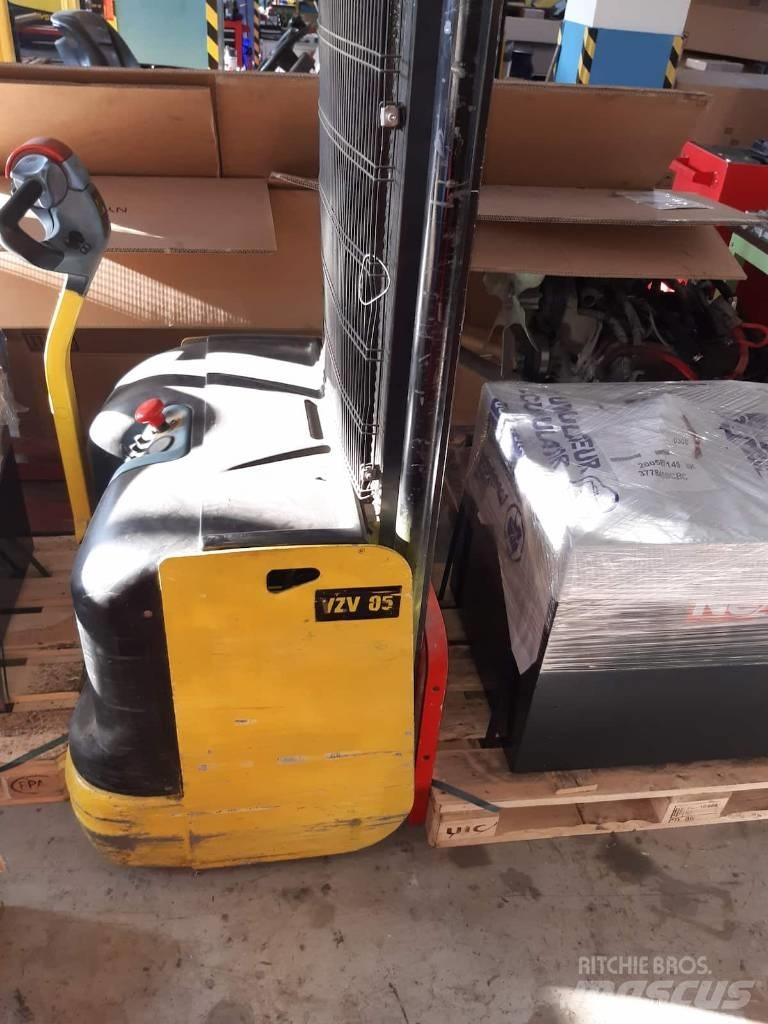 Hyster S 1.2 Käyden ajettavat pinoamistrukit