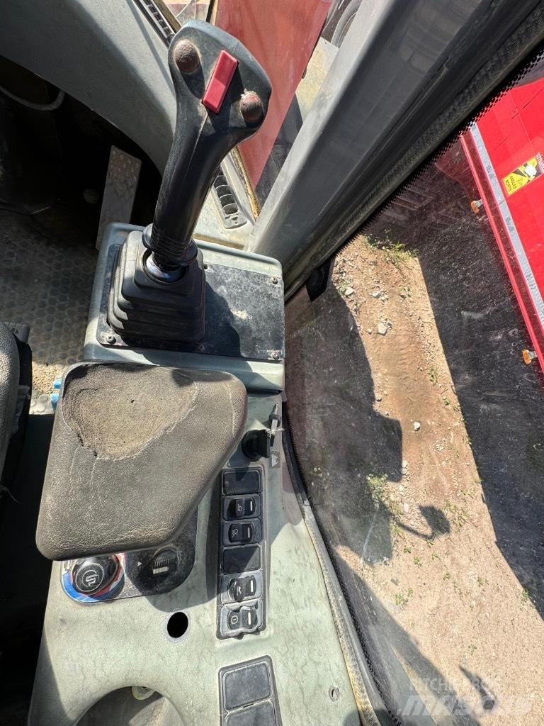 Hitachi LX 210 E Pyöräkuormaajat
