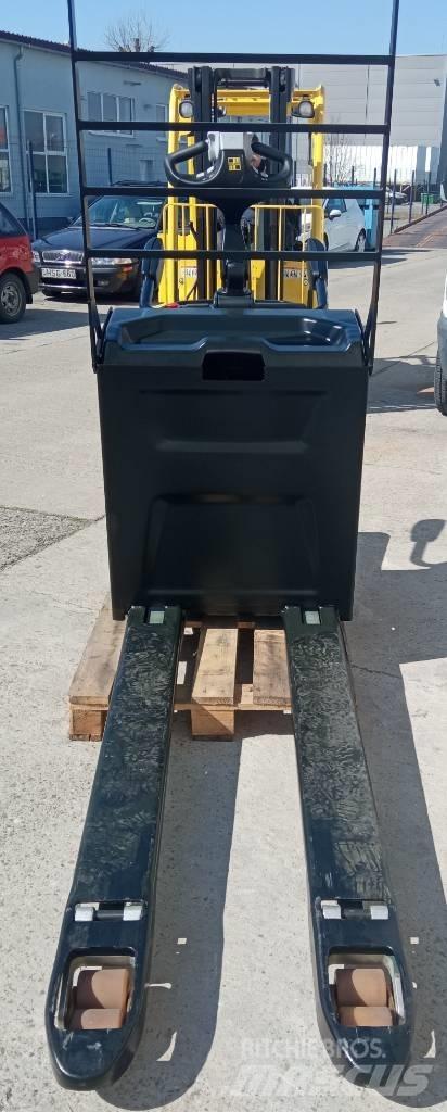 Hyster P 2.5 S Lavansiirtotrukit ajotasolla