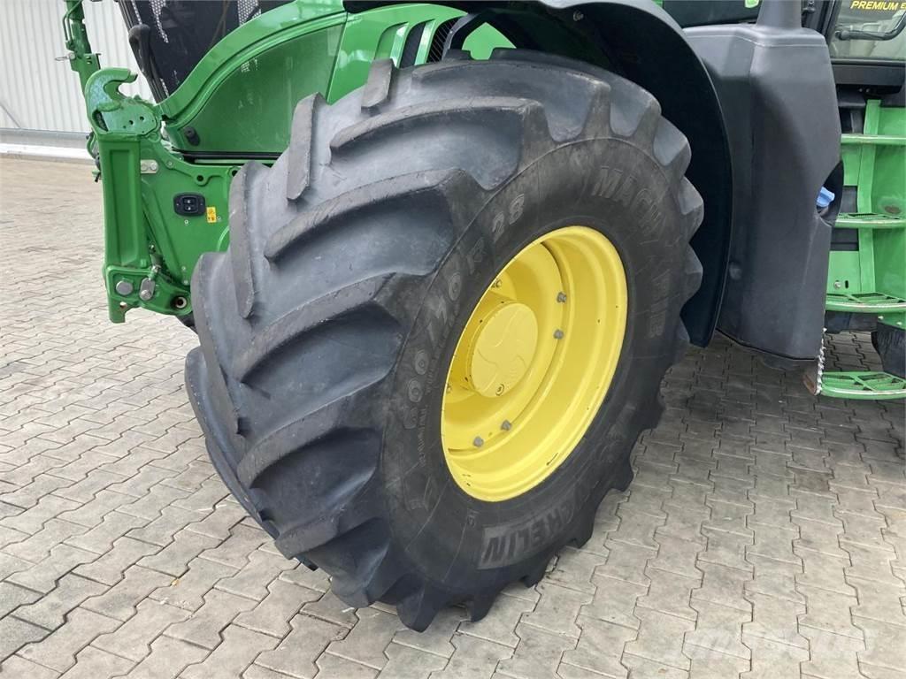John Deere 6215R Traktorit