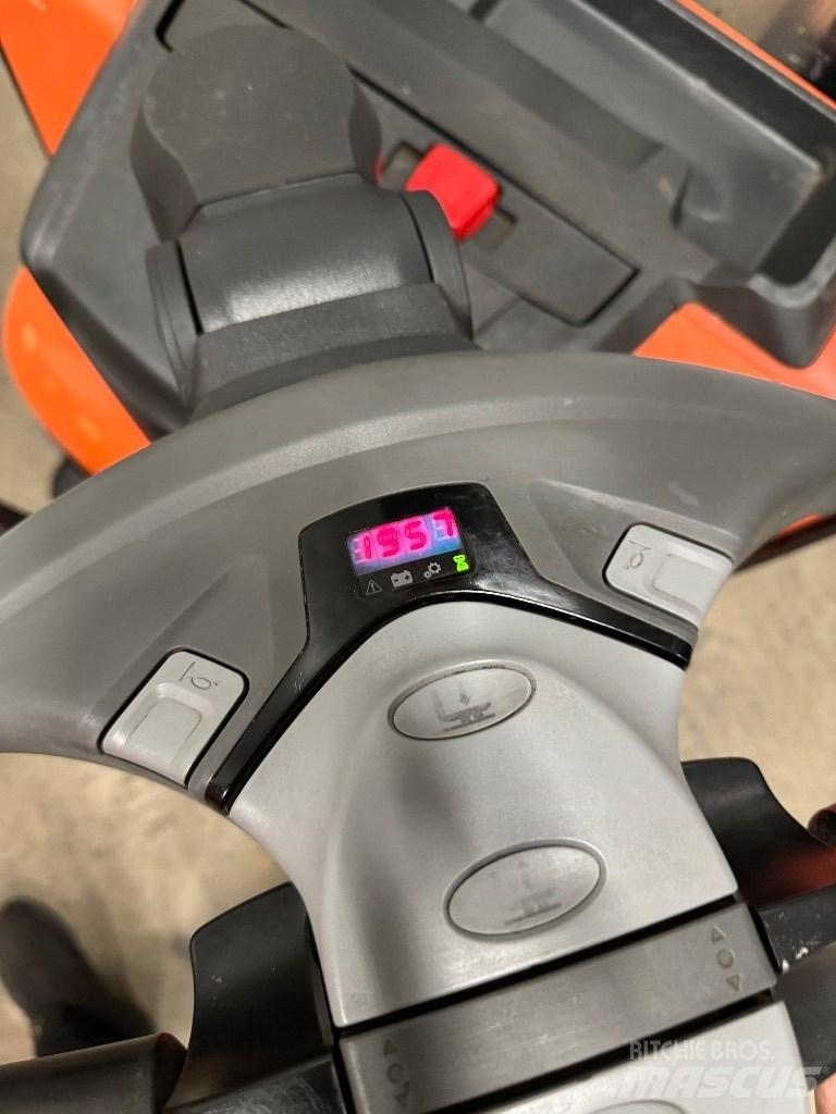 Toyota SWE120L Käyden ajettavat pinoamistrukit