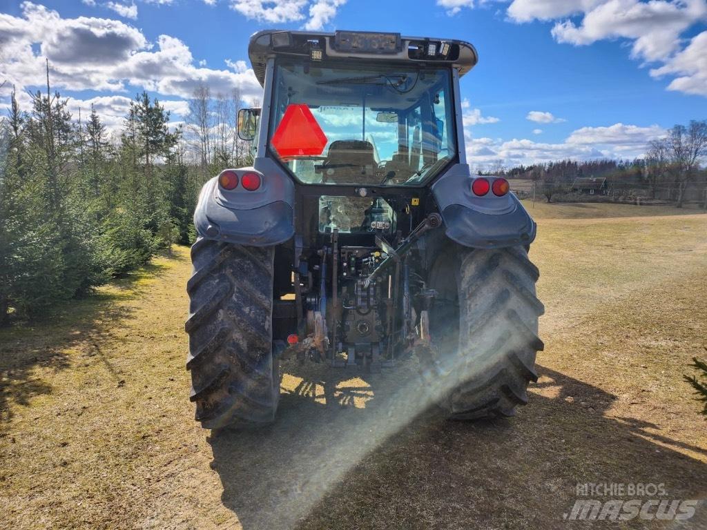 Valtra M 120 Traktorit