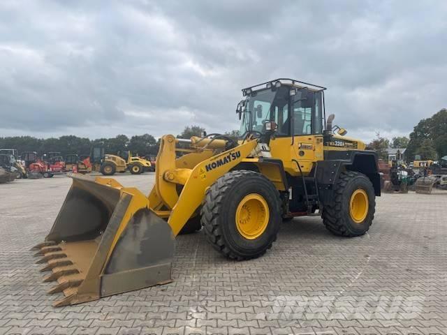 Komatsu WA 320 Pyöräkuormaajat