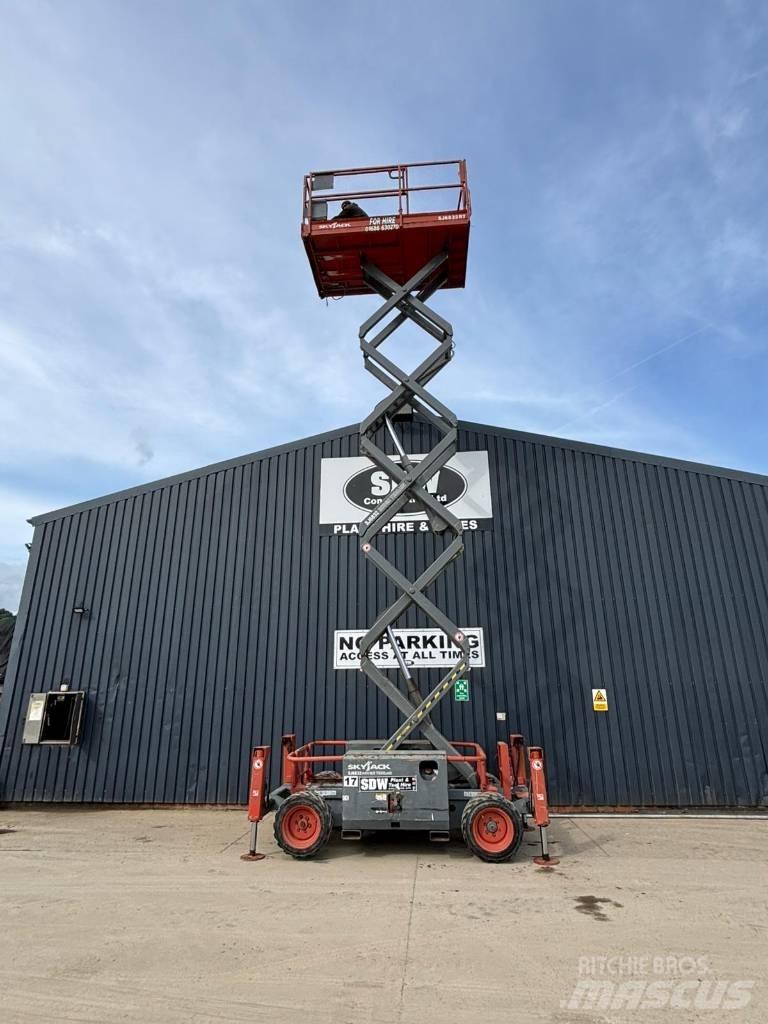 SkyJack SJ 6832 RT Saksilavat