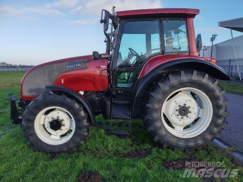 Valtra M 130 Traktorit