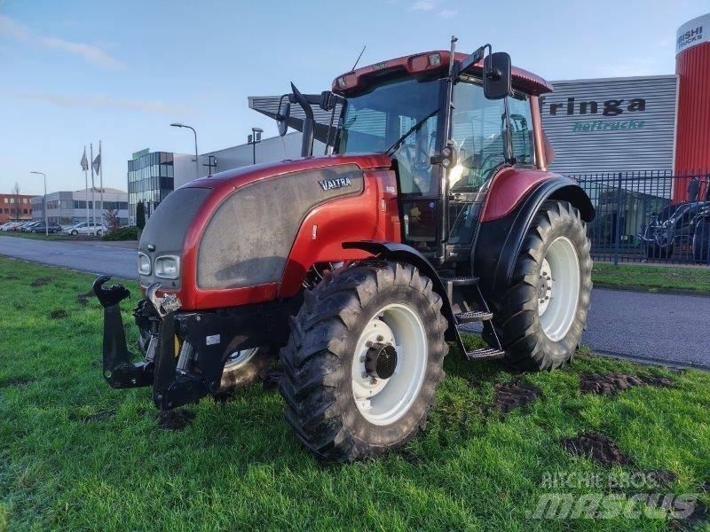 Valtra M 130 Traktorit