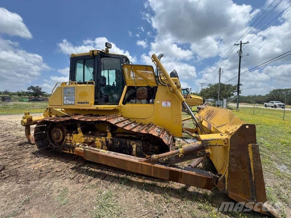Komatsu D65WX-17 Telaketjupuskutraktorit