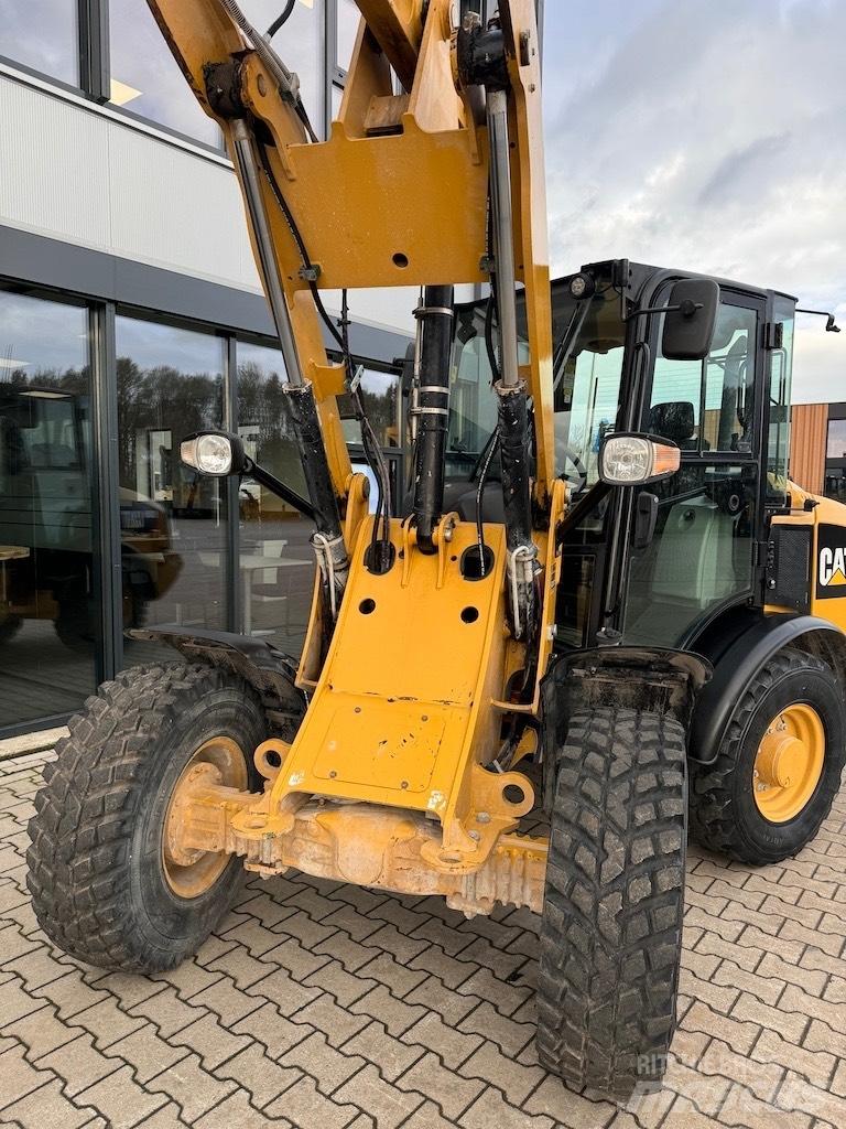 CAT 906M Pyöräkuormaajat