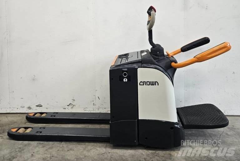 Crown WT 3040 E Lavansiirtotrukit ajotasolla