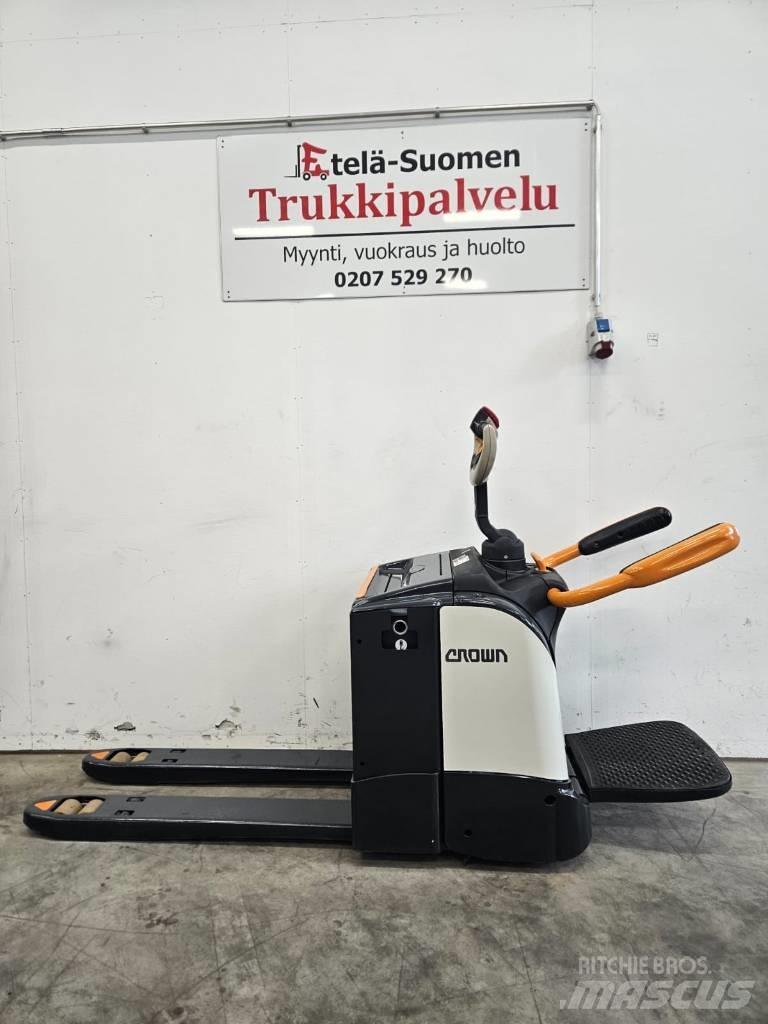 Crown WT 3040 E Lavansiirtotrukit ajotasolla