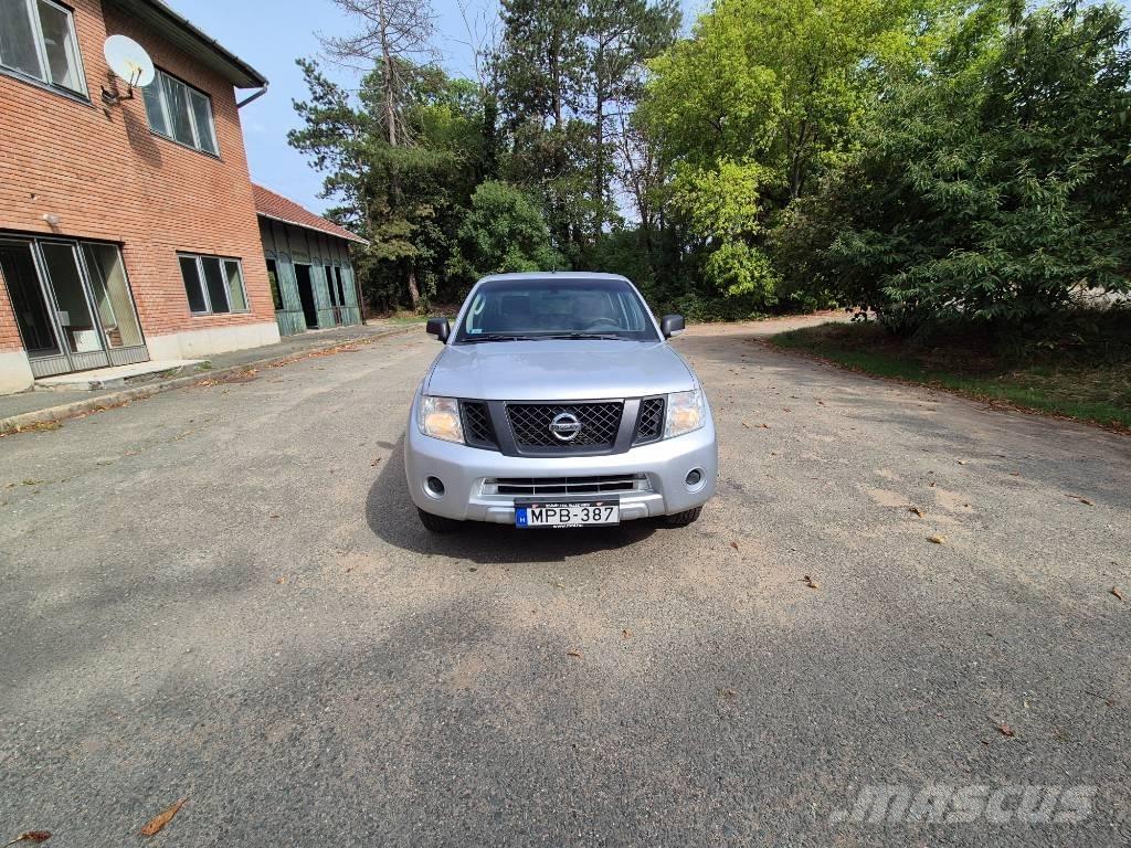 Nissan Navara Lava-autot