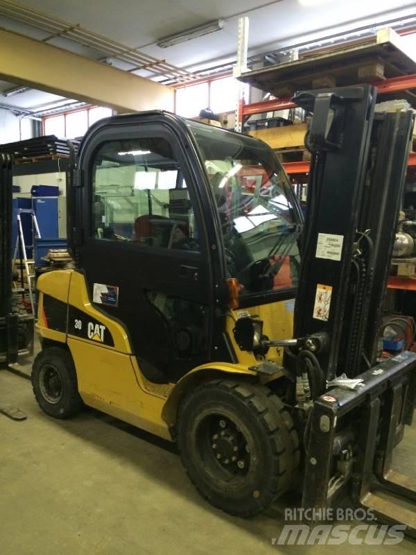 CAT DP30N Dieseltrukit