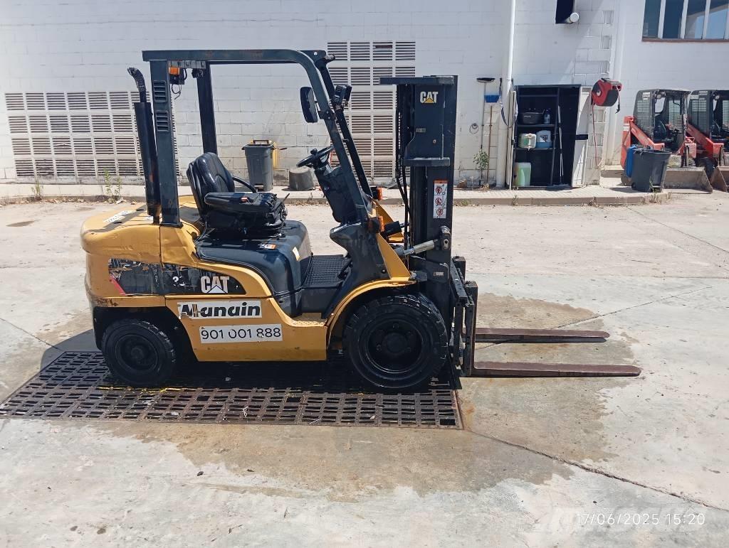 CAT DP 30 NT Dieseltrukit