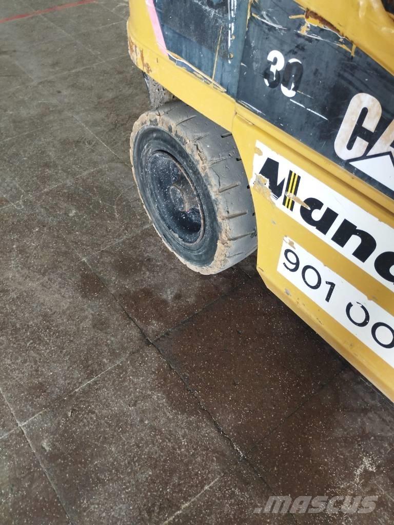 CAT DP 30 NT Dieseltrukit