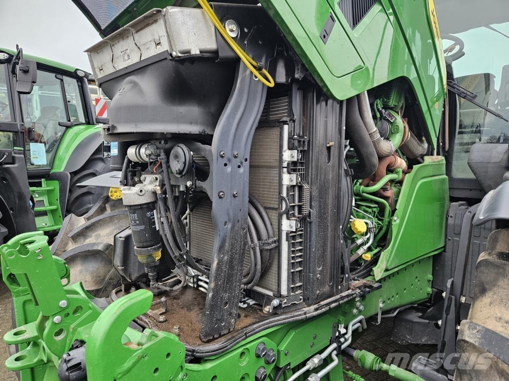 John Deere 6R215 Traktorit