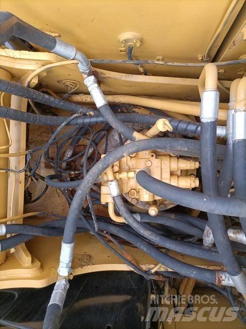 CAT 325 D Telakaivukoneet