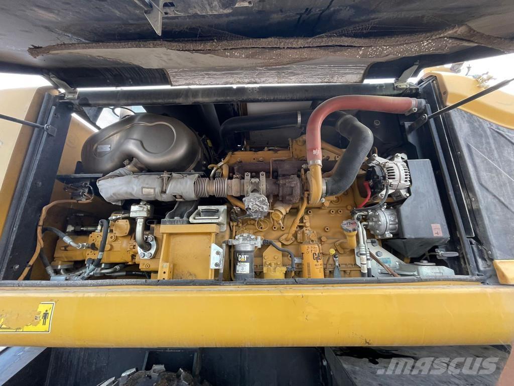 CAT MH3024 Pyöräkaivukoneet