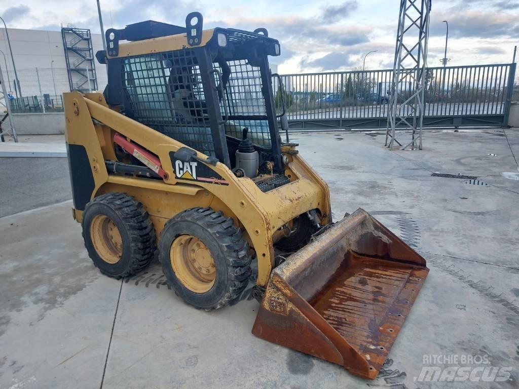 CAT 216 Liukuohjatut kuormaajat
