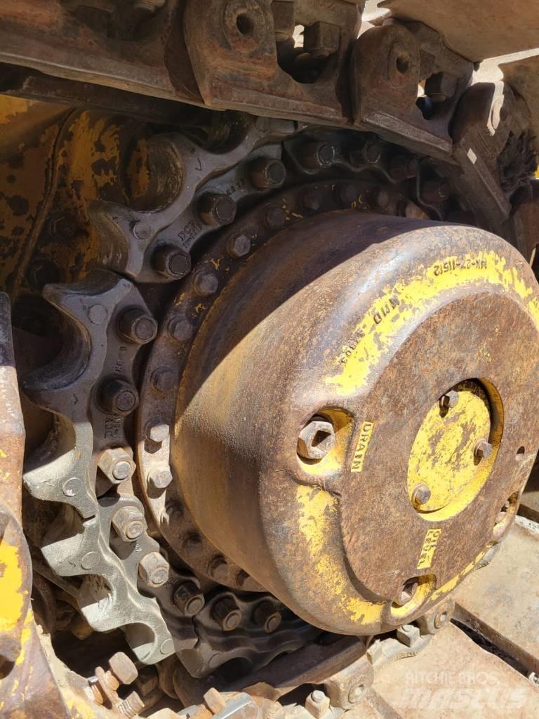 Komatsu D65EX-15 Telaketjupuskutraktorit