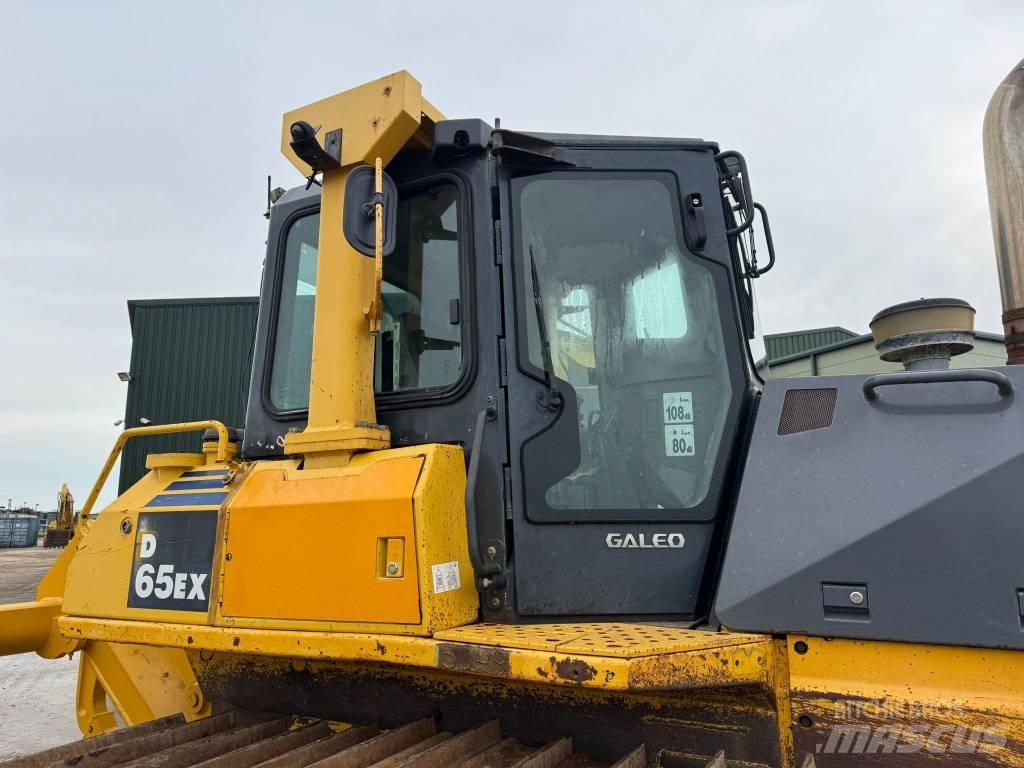 Komatsu D65EX-15 Telaketjupuskutraktorit