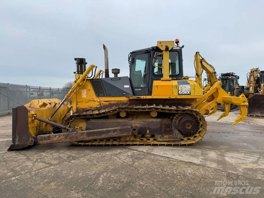 Komatsu D65EX-15 Telaketjupuskutraktorit