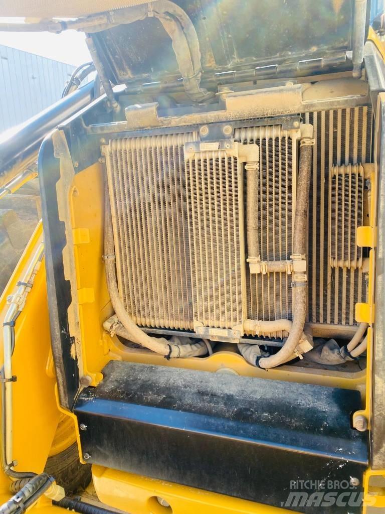CAT 444  4x4 Kaivurikuormaajat