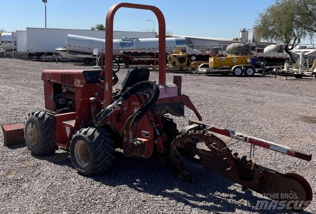 Ditch Witch 3700 DD Ketjukaivurit