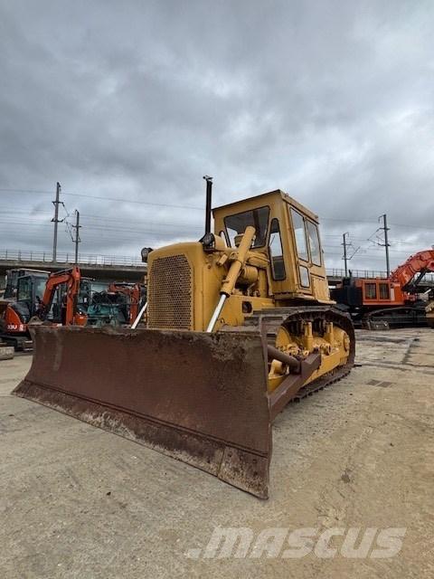 CAT D 6 D Telaketjupuskutraktorit