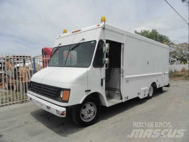 GMC P30 Tienhoitoautot