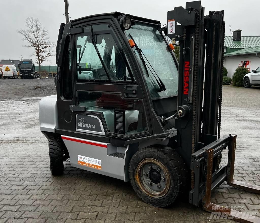Nissan UG1D2A30LQ Nestekaasutrukit