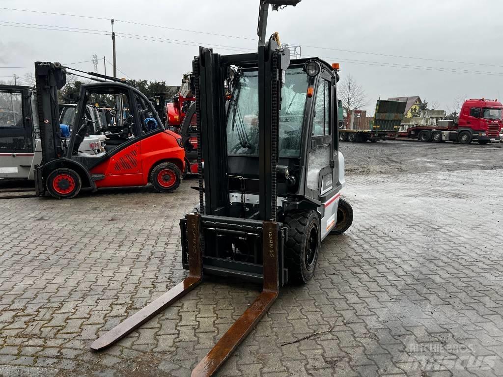 Nissan UG1D2A30LQ Nestekaasutrukit