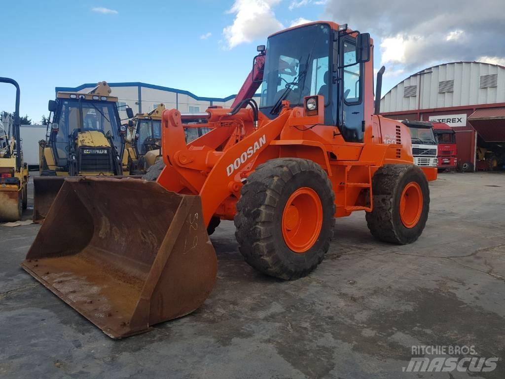 Doosan 160 v Etukuormaimet ja kaivuulaitteet