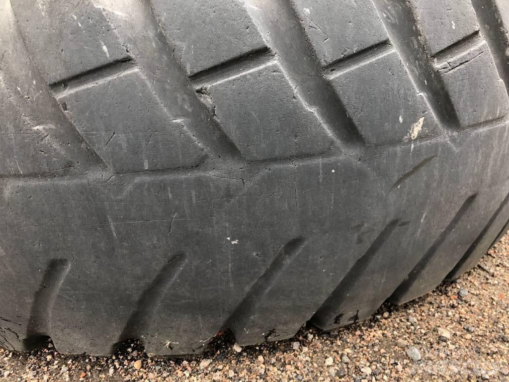 Nokian 400/80R28 Renkaat ja vanteet