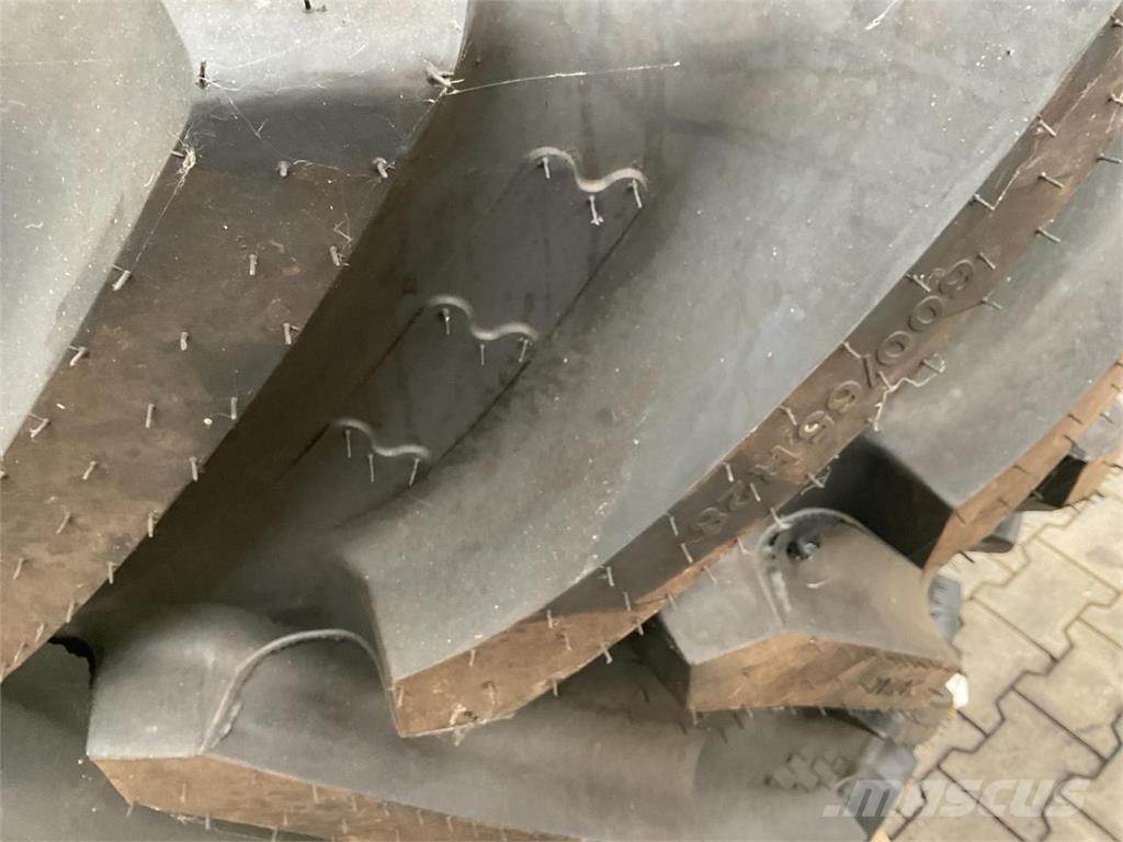 BKT 600/65R28 Renkaat ja vanteet