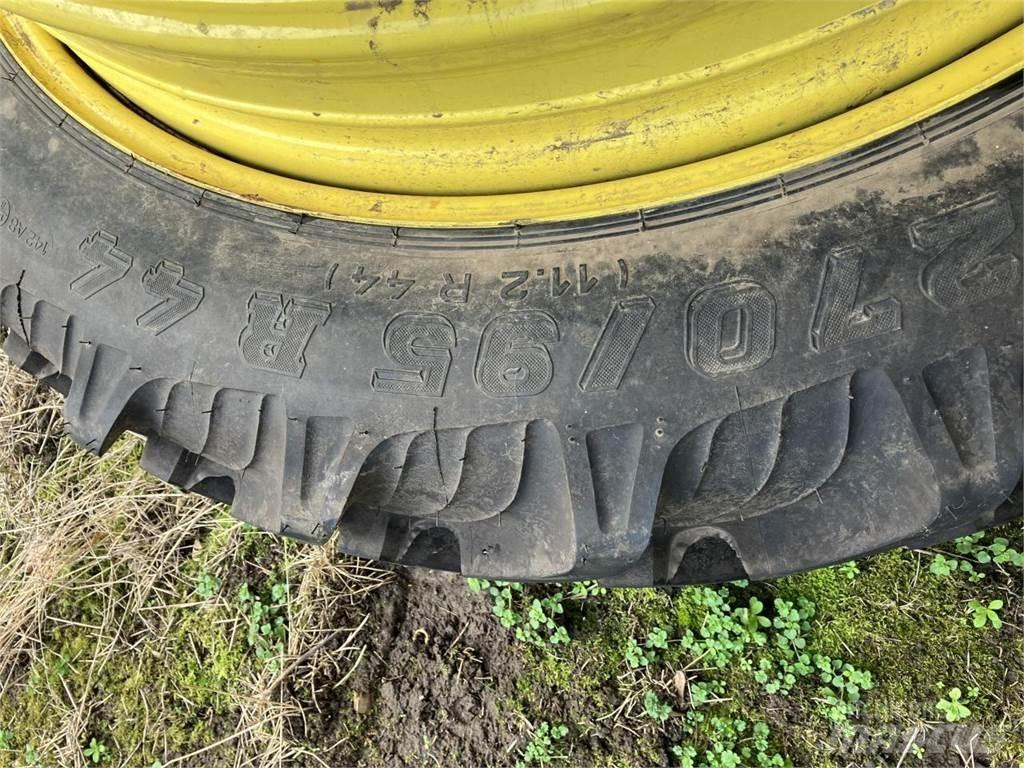 Taurus 270/95R44 Renkaat ja vanteet