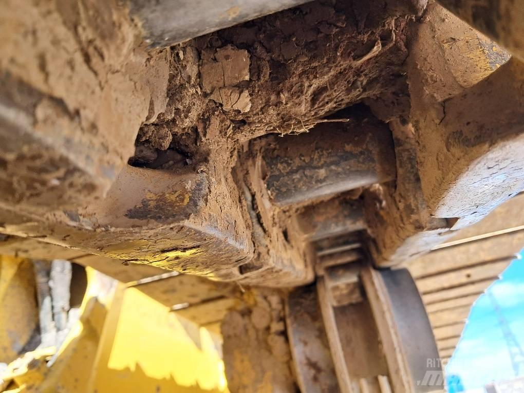 Komatsu D61PXI-24E0 Telaketjupuskutraktorit