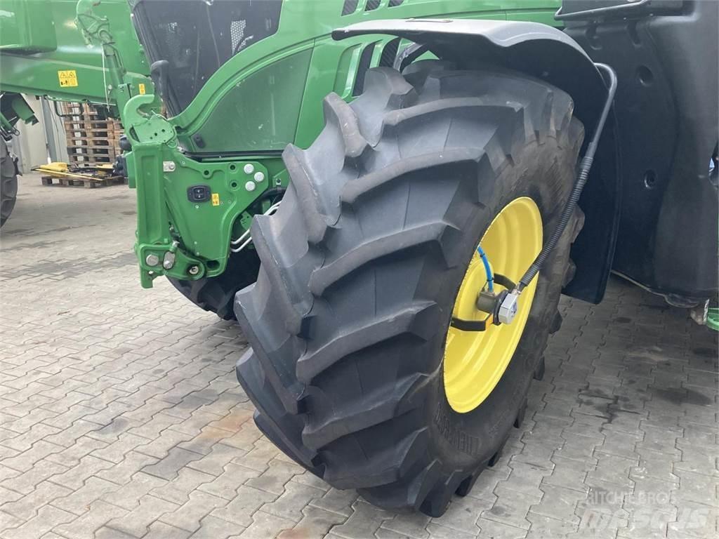 John Deere 6215R Traktorit