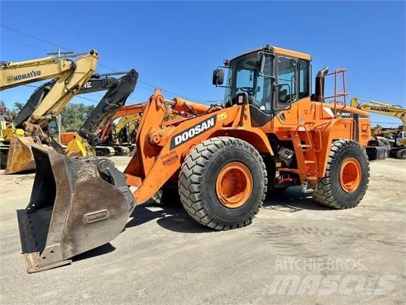 Doosan DL300 Pyöräkuormaajat