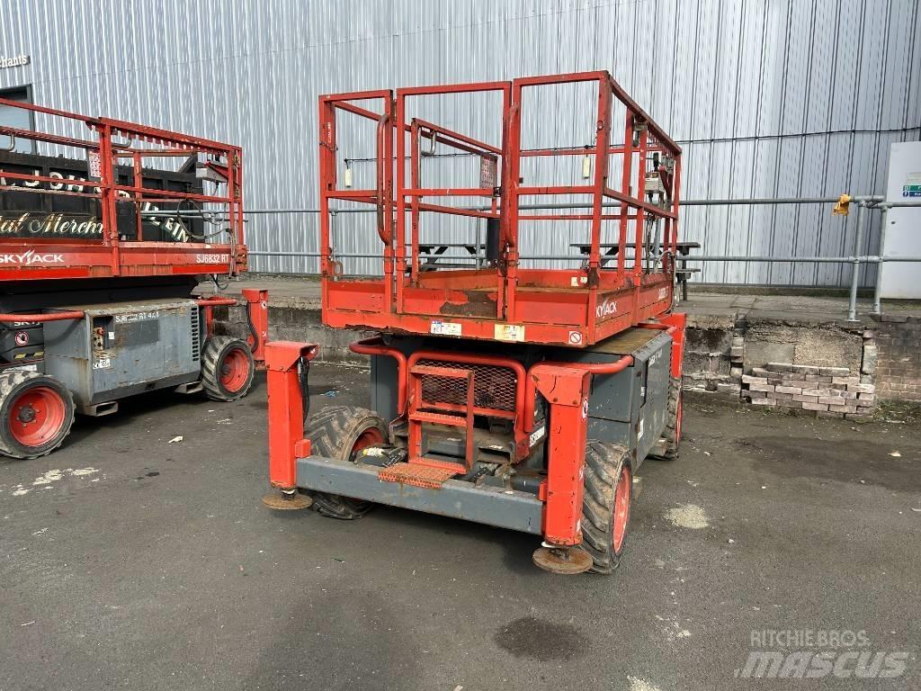 SkyJack SJ 6826 RT Saksilavat