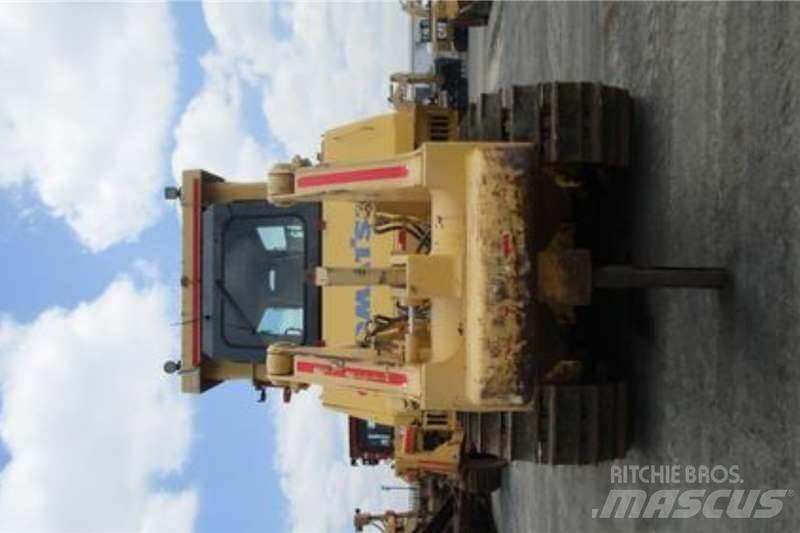 Komatsu D275A-5 Telaketjupuskutraktorit
