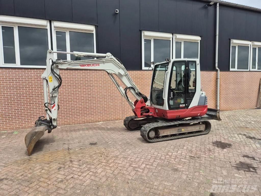 Takeuchi TB250 Minikaivukoneet < 7t