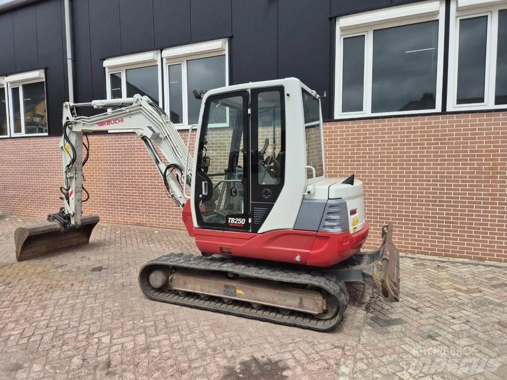 Takeuchi TB250 Minikaivukoneet < 7t