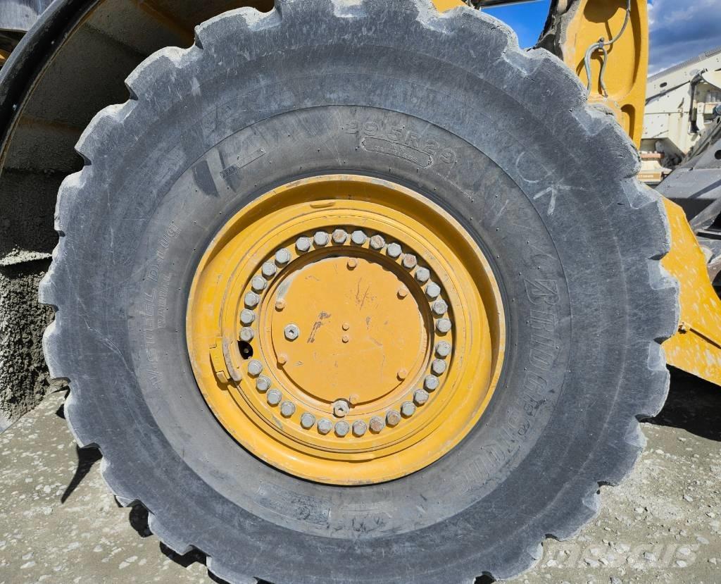CAT 982 M Pyöräkuormaajat