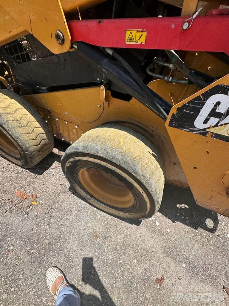 CAT 242 D Liukuohjatut kuormaajat