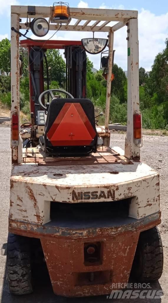 Nissan EH02A20U Dieseltrukit