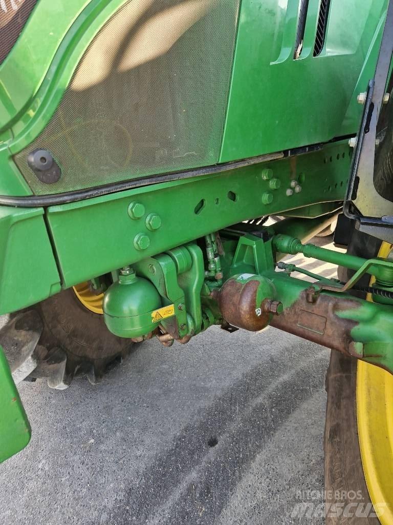 John Deere 6215 R Traktorit