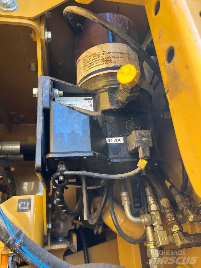 CAT 323 Telakaivukoneet