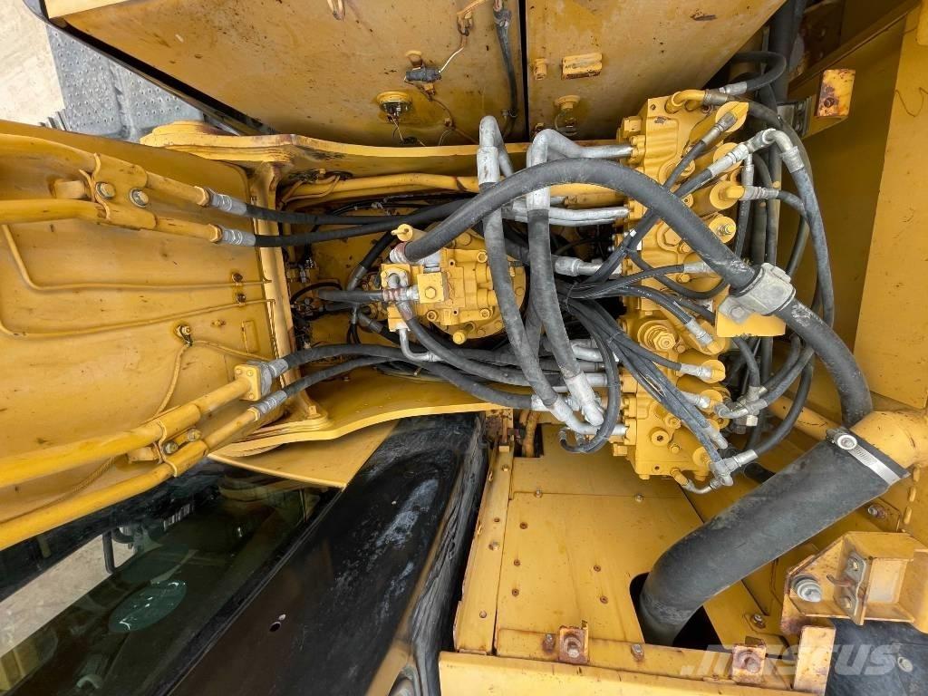 CAT 323 D Telakaivukoneet