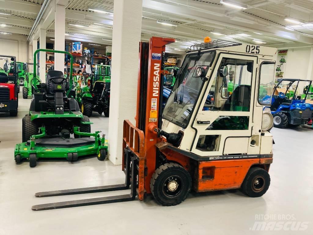Nissan 25 Nestekaasutrukit